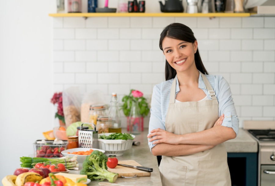 mulher com alimentos saudaveis