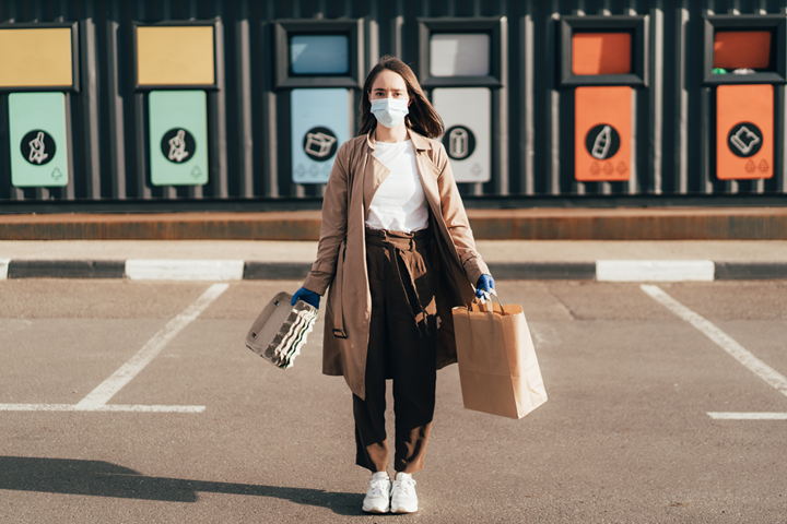 mulher mascaras e compras