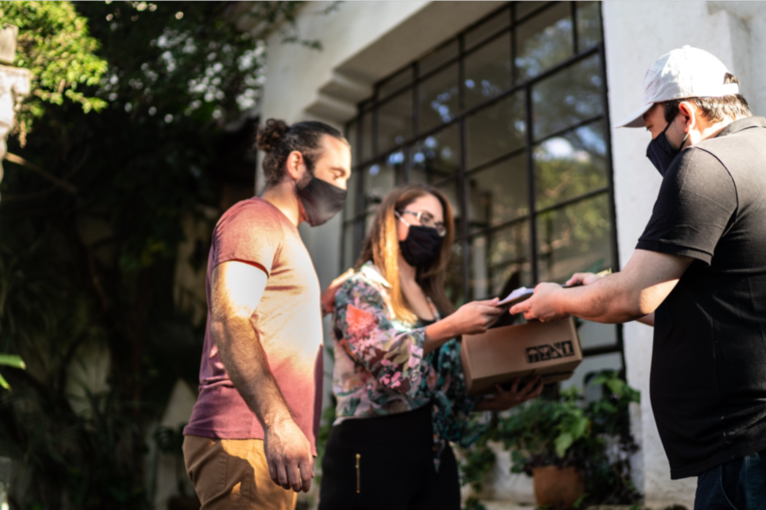 casal recebendo encomenda