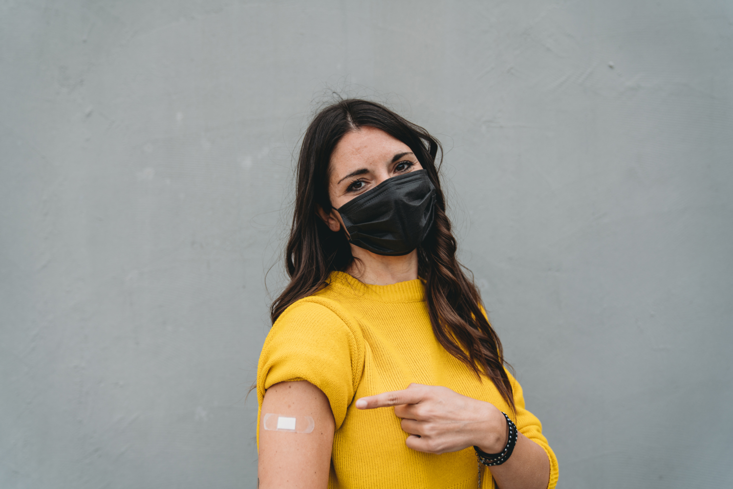 mulher depois de tomar vacina covid-19