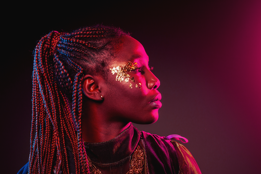 mulher maquiagem dourada rosa