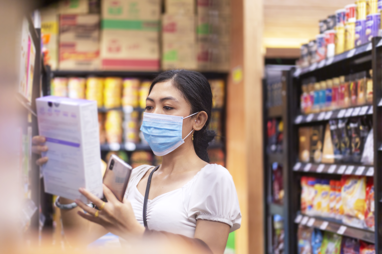 mulher escolhendo produto