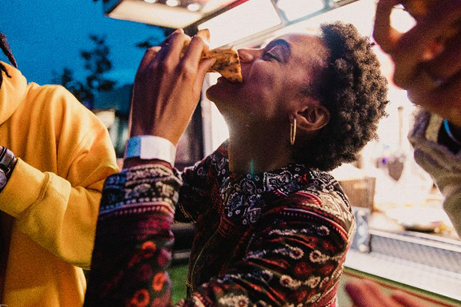 mulher comendo lanches