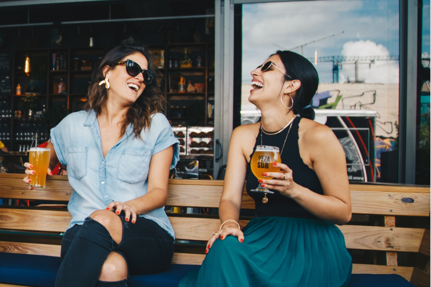 mulheres bebendo cerveja