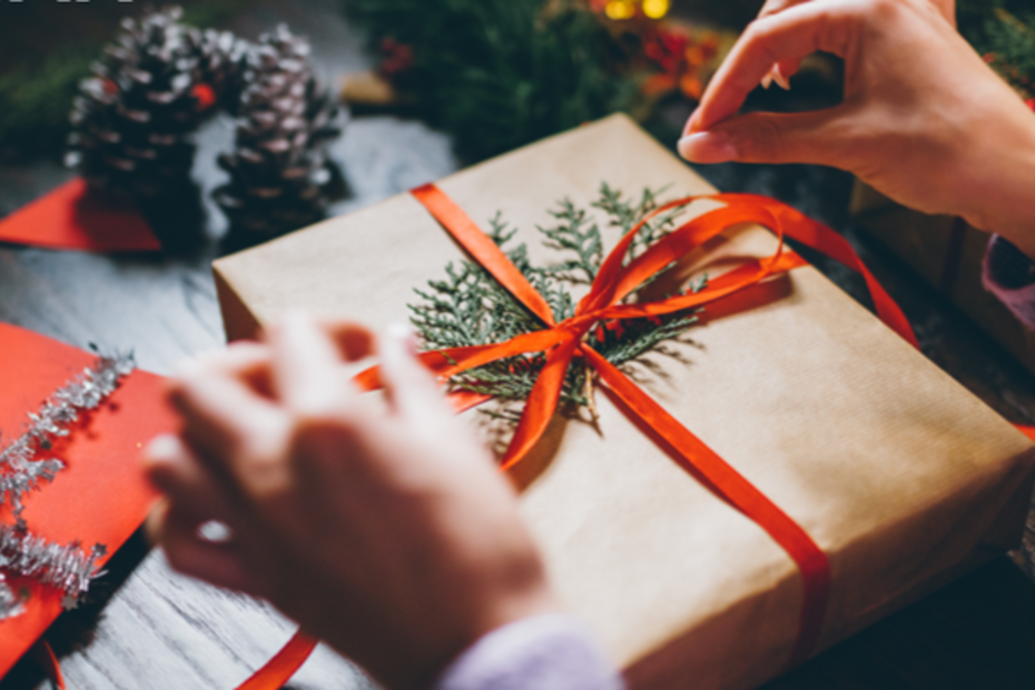 embrulhando pacote de natal