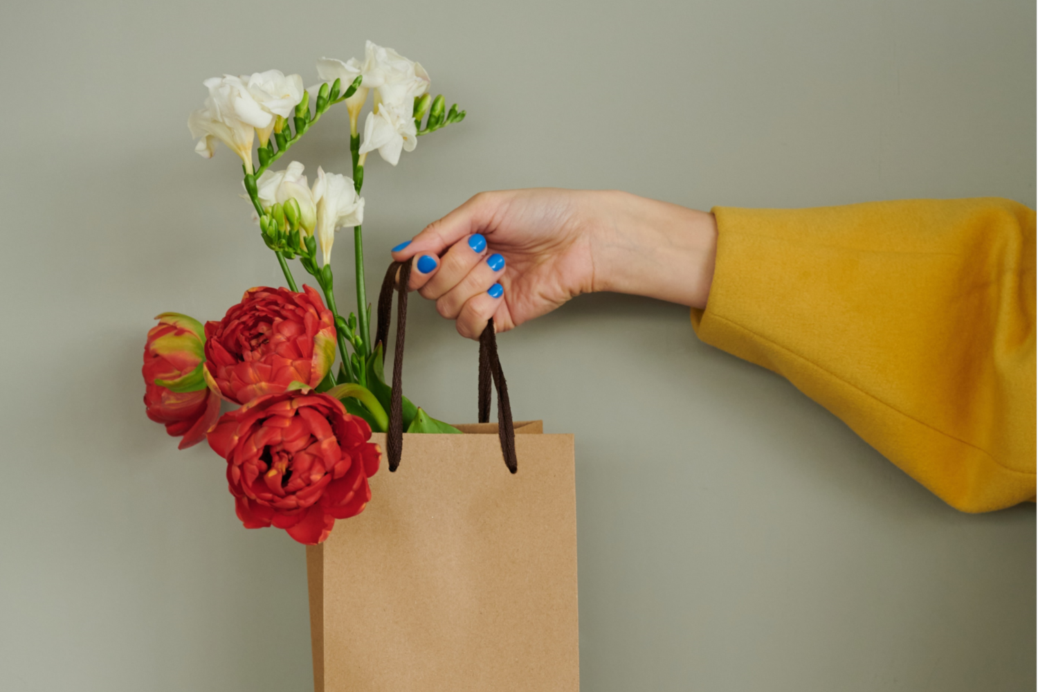 sacola de papel; flores; ecobag