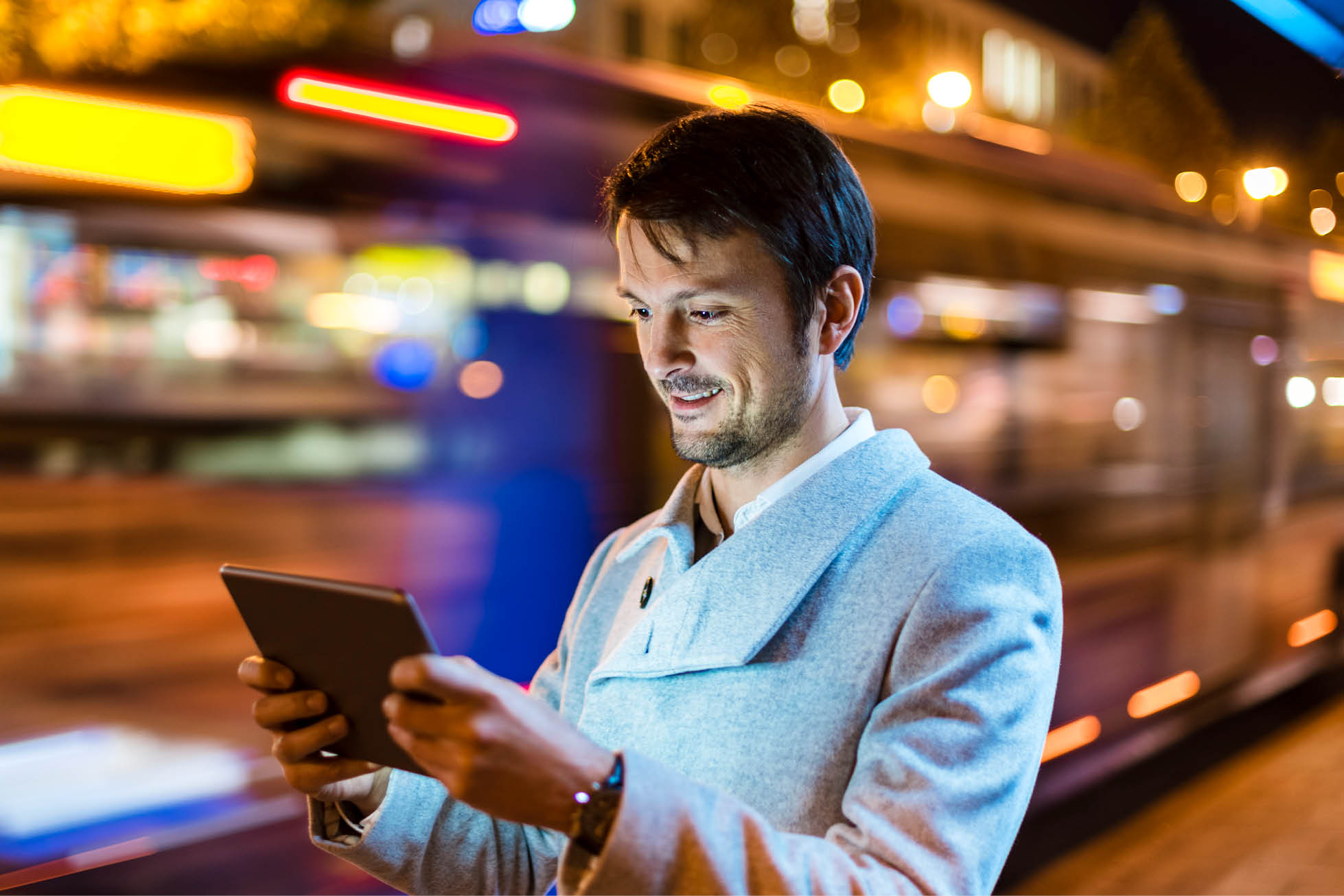 hombre con una tablet