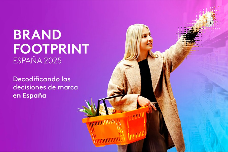 Una mujer sujetando una cesta de la compra