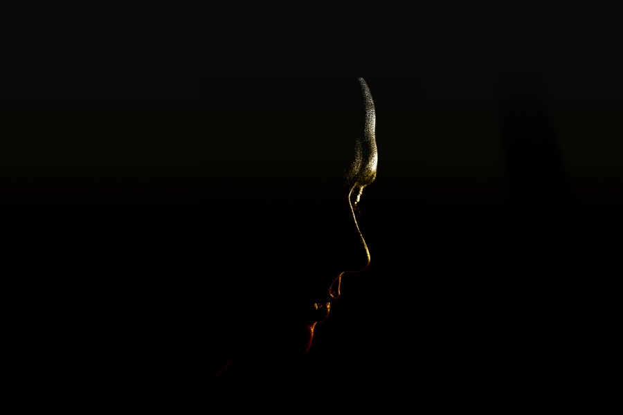 silueta de hombre en fondo negro