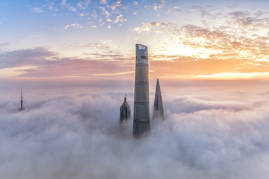 rascacielos con nubes