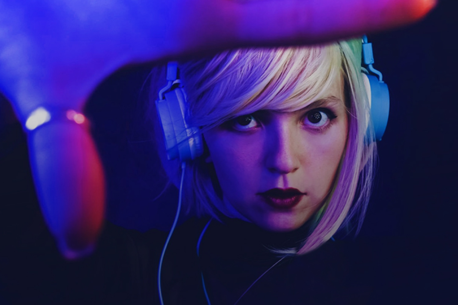 mujer con auriculares y sombras azules