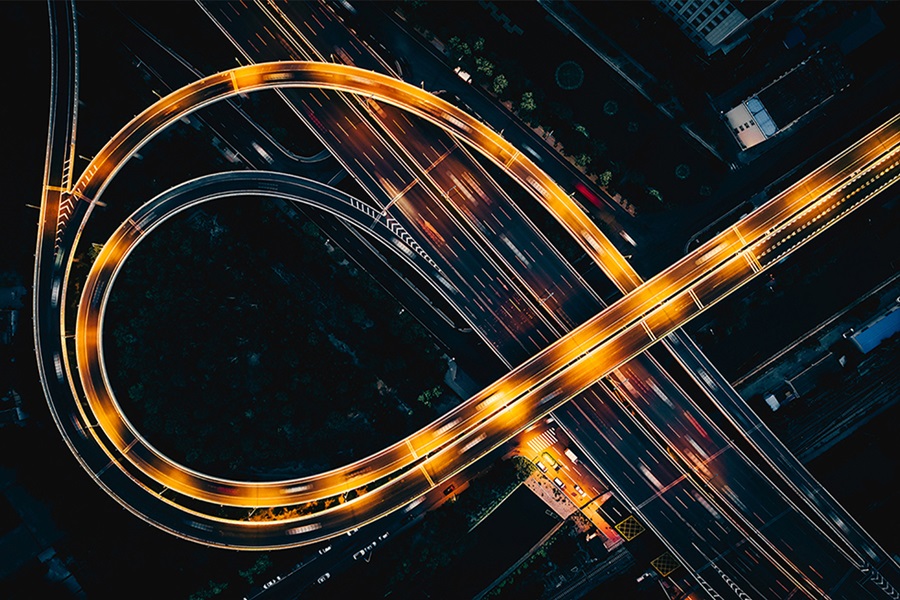 Carretera iluminada en dorado