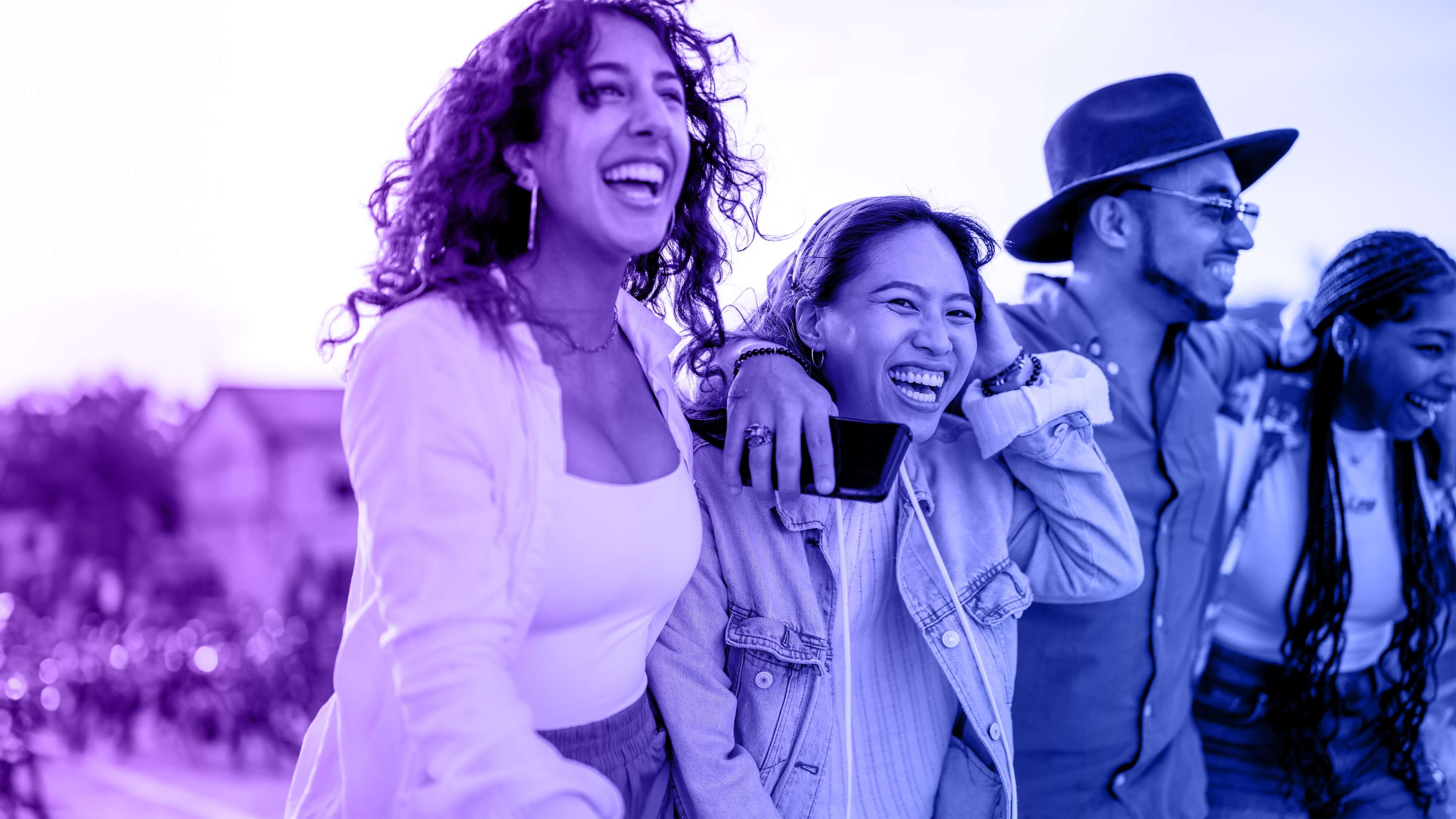 Un grupo de personas abrazándose y sonriendo