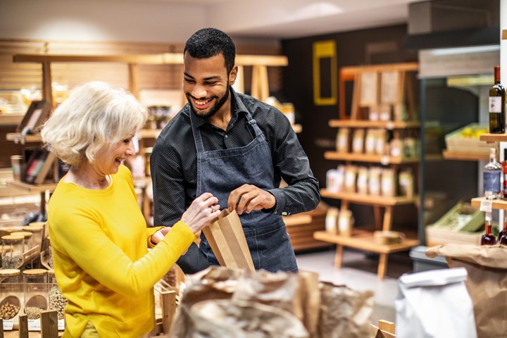 Mujer mayor comprando