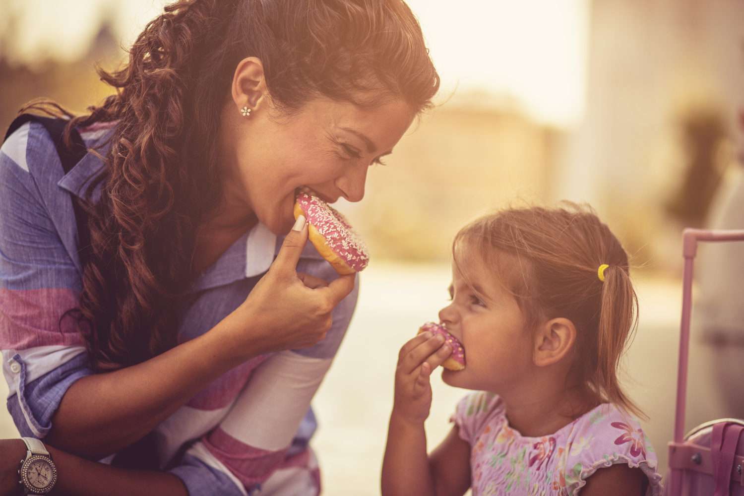 Imagen madre e hija comiendo