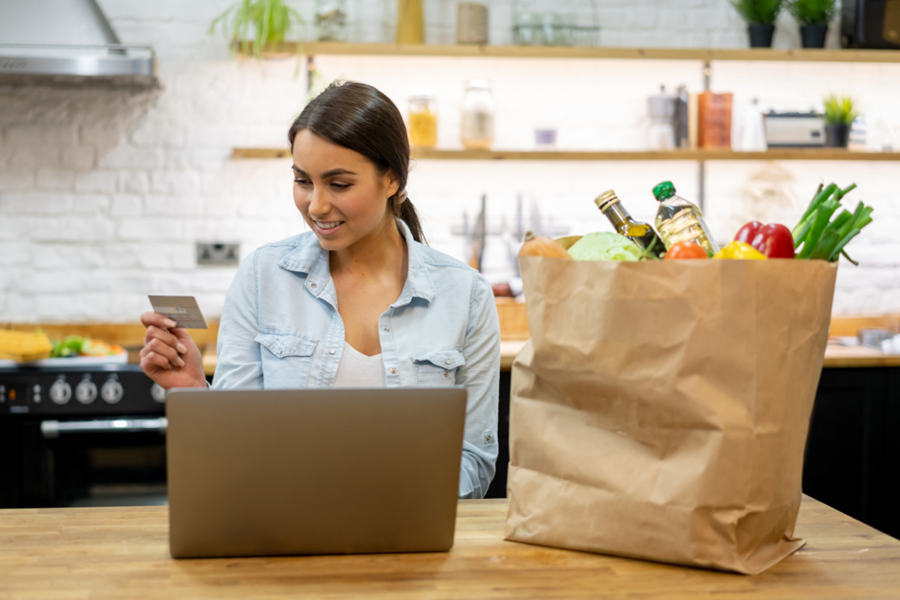 mujer comprando con tarjeta de credito