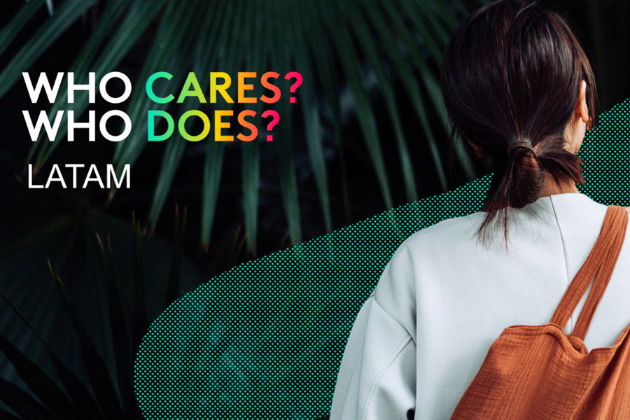 mujer mirando hacia atrás con una bolsa ecológica