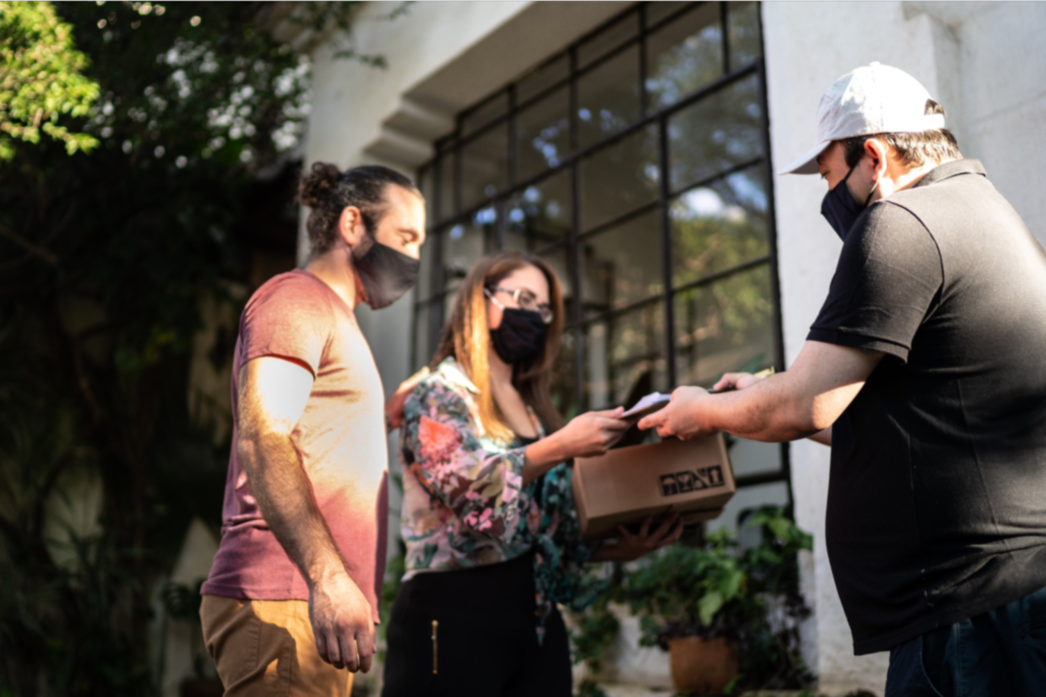 pareja que recibe el pedido