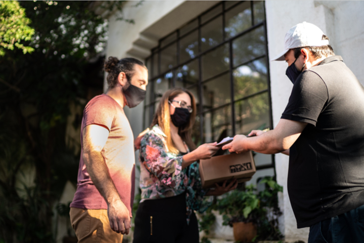 pareja que recibe el pedido